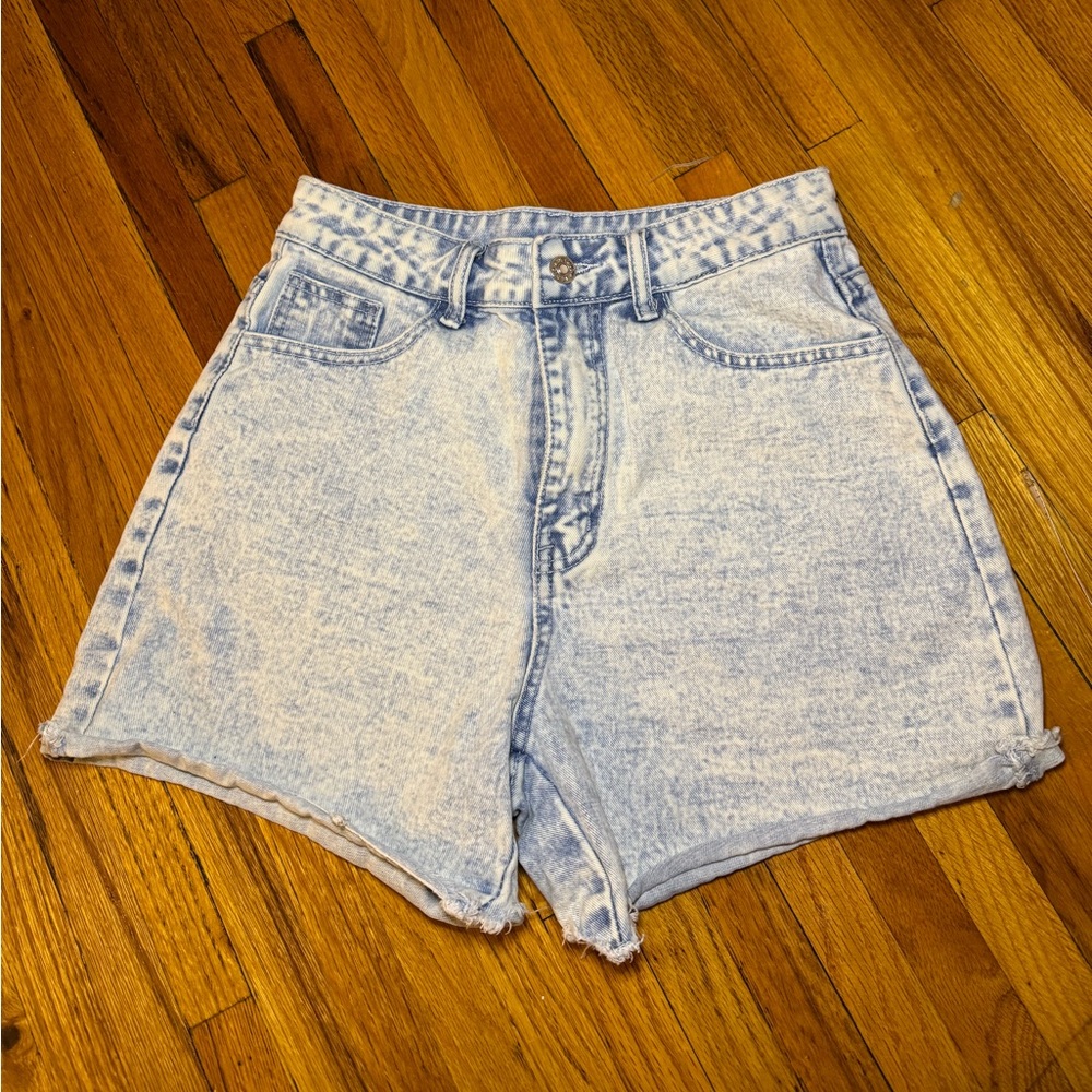 Light wash/acid wash denim shorts in size 26.